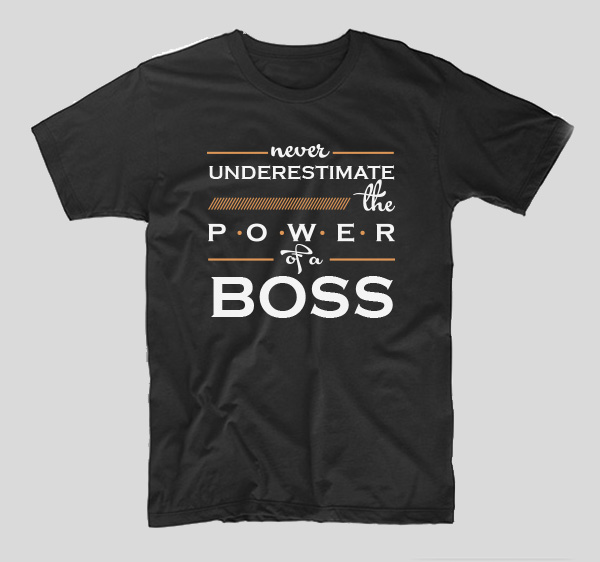 tricou-negru-cu-mesaj-pentru-sefu-never-underestimate-the-power-of-a-boss