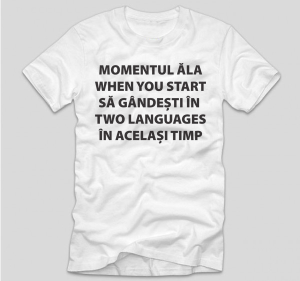 tricou-alb-cu-mesaj-haios-momentul-ala-when-you-start-sa-gandesti-in-two-languages-in-acelasi-timo