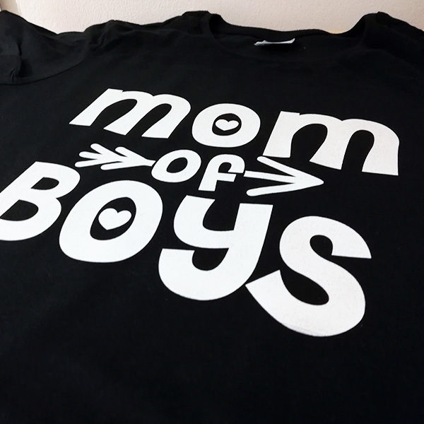 tricou-negru-cu-mesaj-penru-mamici-mom-of-boys