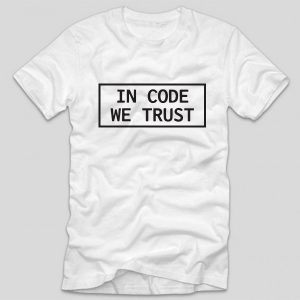 tricou-alb-cu-mesaj-haios-pentru-programatori-in-coede-we-trust