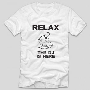 tricou-alb-cu-mesaj-pentru-dj-relax-the-dj-is-here
