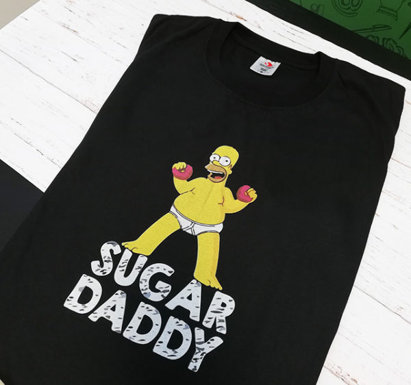 tricou-negru-cu-mesaj-sugar-daddy