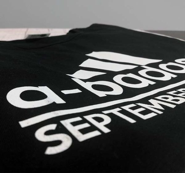 tricou-negru-cu-mesaj-luna-nasterii-a-bad-ass-september-woman
